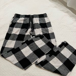 Black and white plaid pajamas. Size woman s